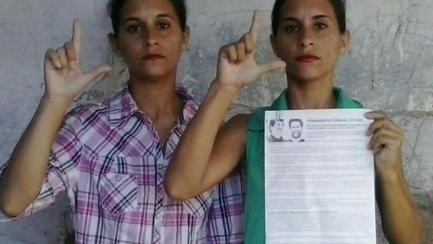 Anairis Miranda Leyva y su hermana, Adairis, acaban de ser liberadas bajo licencia extrapenal después de tres semanas de huelga de hambre. (MLC)