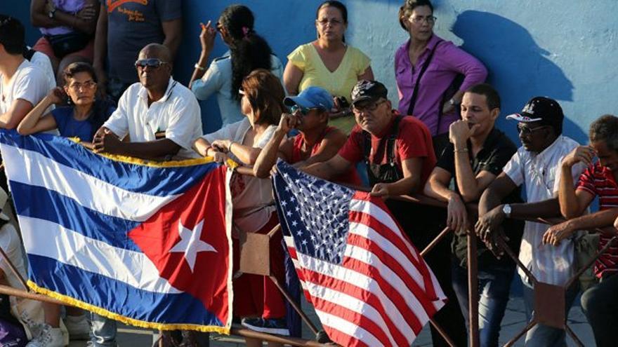 Banderas de Estados Unidos y Cuba en las calles de La Habana