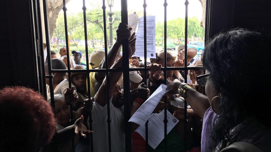Decenas de personas se agolpaban frente a la ventana de la institución para recoger copias de la Letra del Año. (14ymedio)