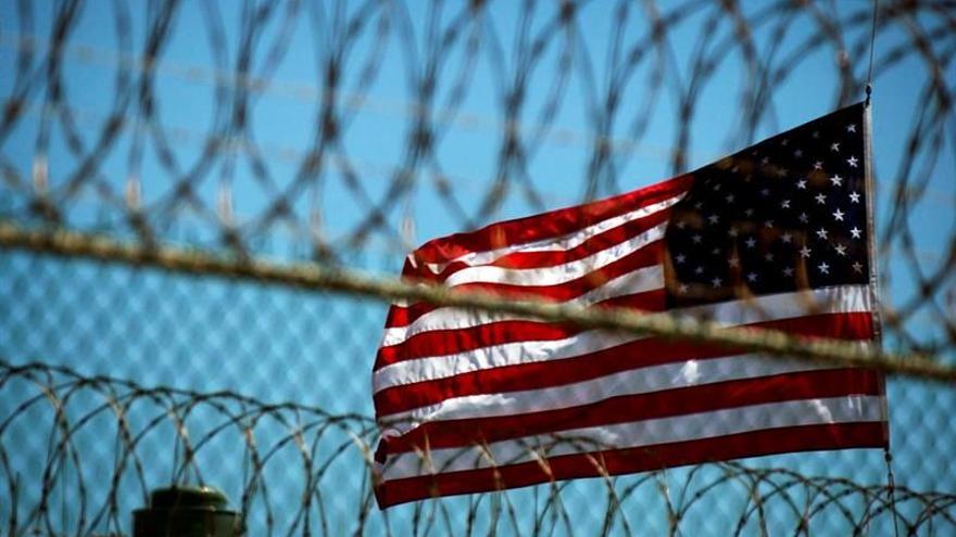 Una bandera estadounidense ondea junto a la alambrada que rodea Campo Delta 5, en la base naval de EE UU en Guantánamo. (EFE)