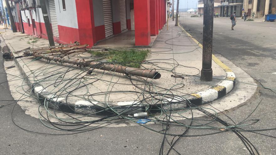 En La Habana el huracán Irma ha comenzado a provocar los primeros daños con caída de postes eléctricos y ramas de árboles arrancadas. (14ymedio)