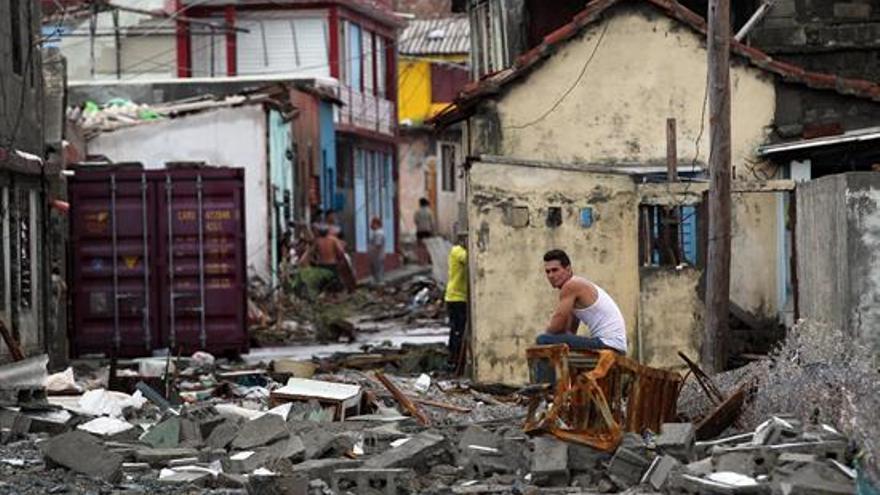 El huracán Matthew dejó a su paso por Cuba graves destrozos en el extremo oriental de la Isla, con derrumbes de viviendas totales y parciales, postes de electricidad tumbados y carreteras cortadas. (EFE)