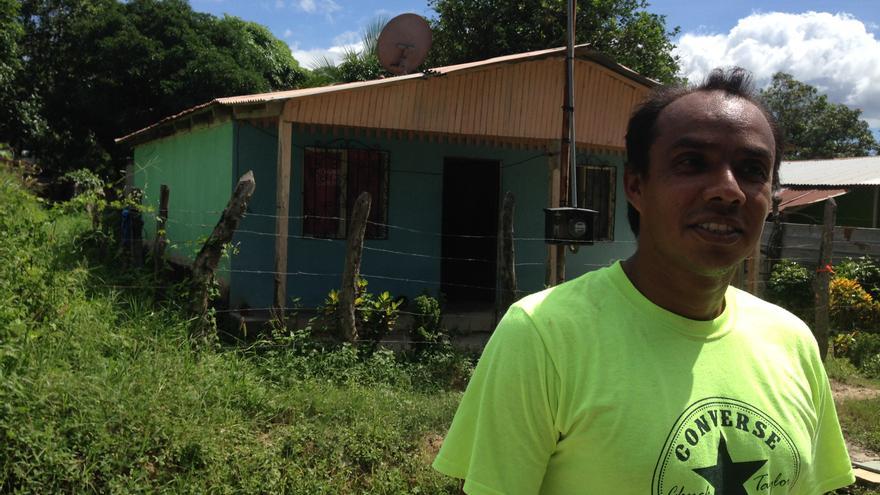 Mauricio Martínez vive, desde que nació, frente a la iglesia Betel en el barrio de Nazaret (Foto 14ymedio/Reinaldo Escobar)