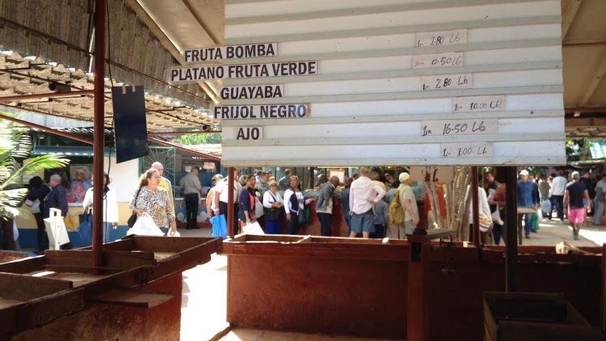 El mercado del Ejército Juvenil del Trabajo en la calle Tulipán, La Habana. (14ymedio)