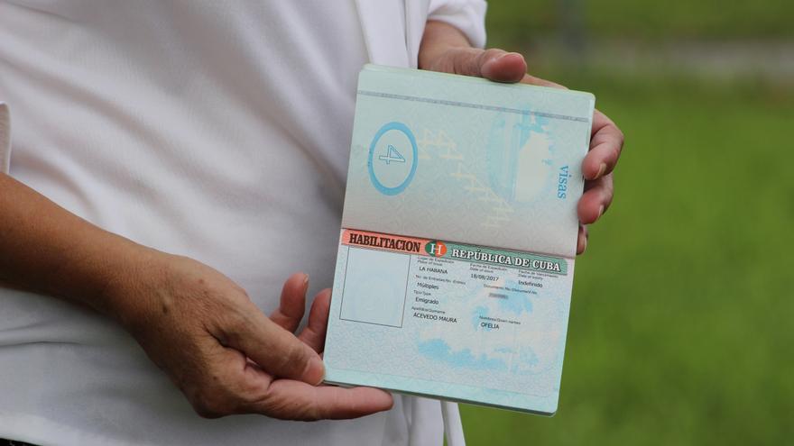 La viuda del disidente cubano Oswaldo Payá enseña la habilitación de su pasaporte, otorgada por las mismas autoridades que luego no la dejaron entrar a Cuba. (14ymedio) 