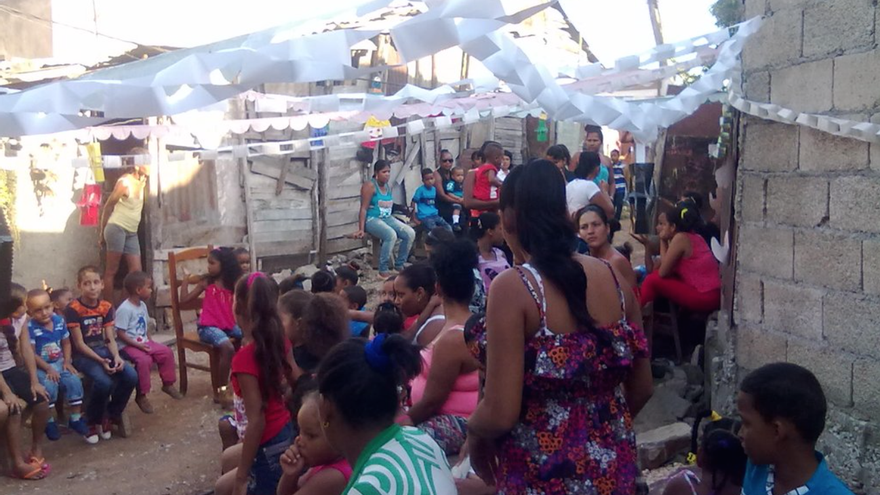 Patio de la casa en Palma Soriano donde irrumpió la policía este domingo mientras miembros de la Unpacu celebraban una fiesta infantil. (Twitter)