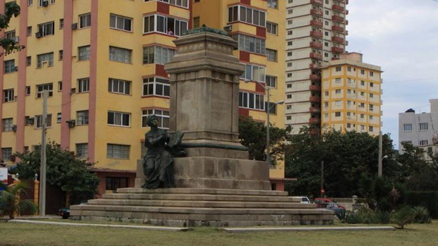 De la estatua del primer presidente de la República, Tomás Estrada Palma, solo quedan los zapatos. (CC)