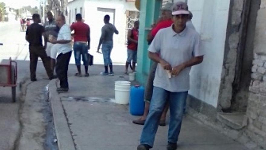 Por las calles de Sagua la Grande, en la provincia Villa Clara, la gente deambula cargada de pomos, cubos y todo tipo de recipientes (14ymedio)