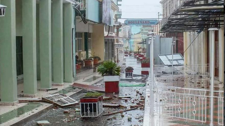 El boulevard de la ciudad de Santa Clara ha sufrido importantes afectaciones por el paso del huracán Irma. (Guillermo Fariñas/Twitter)