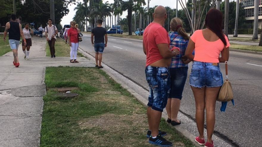 Clientes esperan en la avenida Rancho Boyeros por un taxi que los traslade hacia el Vedado o Centro Habana. (14ymedio)