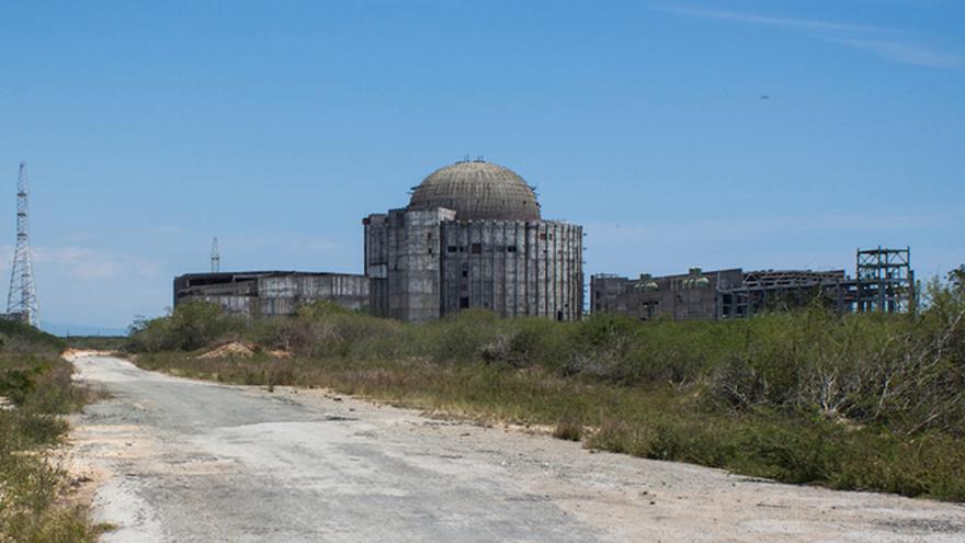 La central electronuclear de Juraguá, en la provincia de Cienfuegos, es visible desde la "ciudad nuclear" donde residirían los trabajadores del centro y que ahora es un pueblo hundido en los problemas económicos y la inercia laboral. (14ymedio)