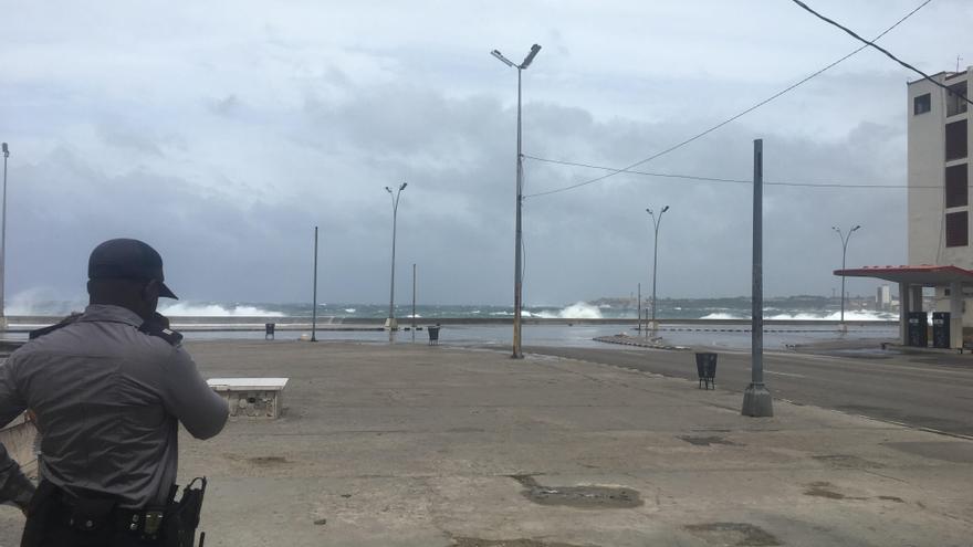 La policía impide el paso hacia el Malecón de La Habana donde las olas alcanzan varios metros de altura. (14ymedio)