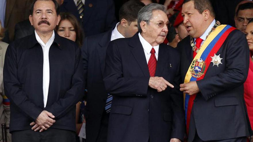 El nicaragüense Daniel Ortega, el cubano Raúl Castro y el venezolano Hugo Chávez, en una imagen de 2012. (Cubadebate)