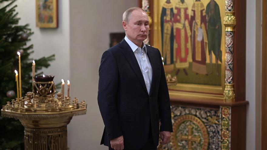 El presidente ruso, Vladimir Putin, en la Iglesia del Salvador, en Novo-Ogaryovo, a las afueras de Moscú. (EFE/EPA/ALEXEI NIKOLSKY / SPUTNIK / KREMLIN POOL)