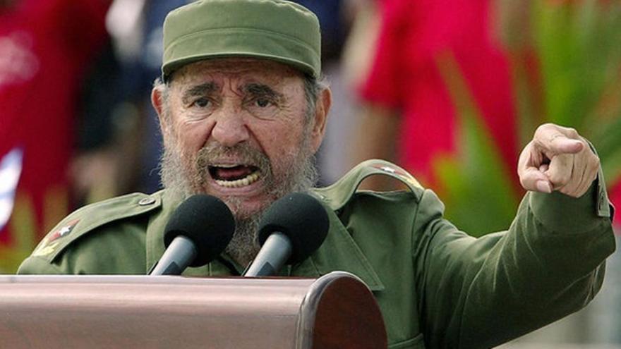Fidel Castro arenga a la multitud. (Archivo)