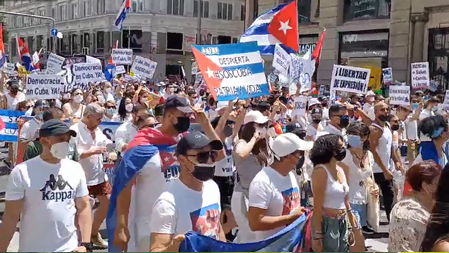 Manifestantes en la Plaza de Cibeles, en Madrid, durante la "Marcha por Cuba" realizada en agosto de 2021. (Captura)