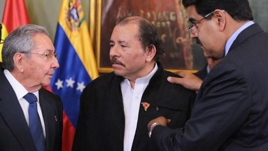 El exgobernante cubano, Raúl Castro, junto al presidente de Nicaragua, Daniel Ortega y su par venezolano, Nicolás Maduro. (Twitter)