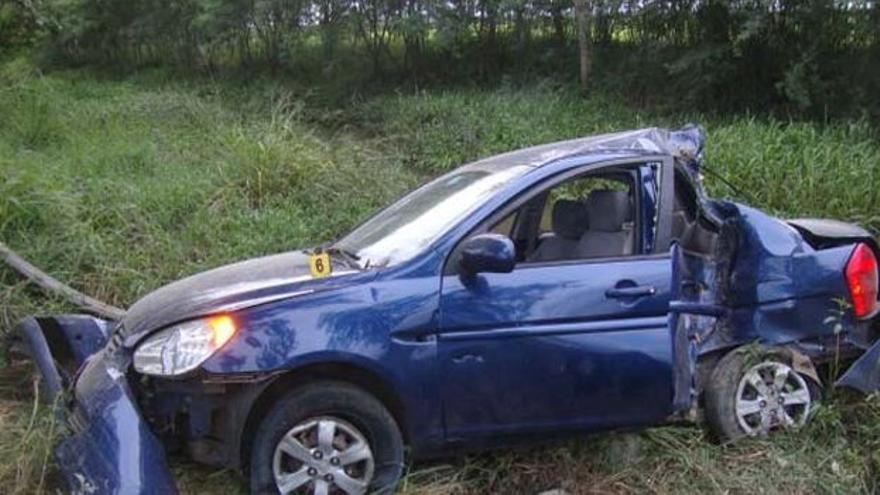 Así quedó el auto en el que viajaban Oswaldo Payá y su compañero de lucha Harold Cepero tras el accidente de tránsito en el que ambos perdieron la vida. (Archivo)