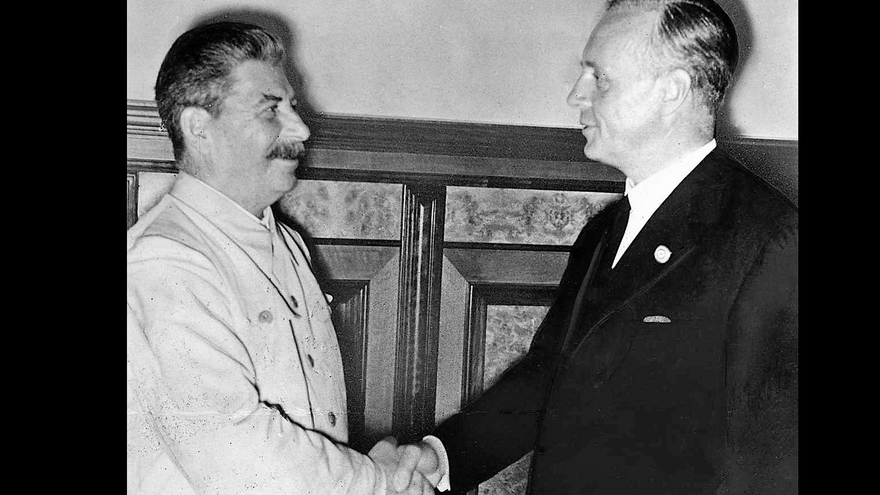 El saludo de Stalin y Ribbentrop en el Kremlin durante la firma de los pactos de no agresión entre la URSS y la Alemania nazi. (Bundesarchiv)