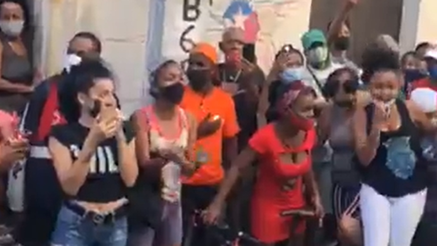 Desde la casa de Luis Manuel Otero Alcántara se oía la canción prohibida y la multitud la coreaba. (Captura)