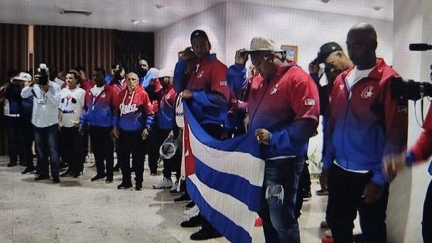 La selección de béisbol de Cuba a su llegada a La Habana, este lunes. (Cubadebate)