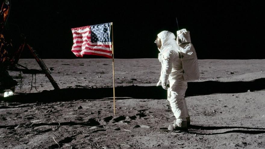 Armstrong probó la fuerza de la gravedad en la Luna, una sexta parte de la existente en la Tierra. 
