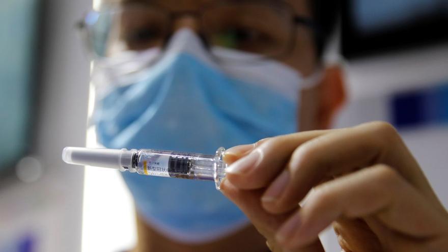 Las vacunas de CNBG están llevando a cabo pruebas de fase tres en diversos países como Argentina, Perú, Emiratos Árabes Unidos, Bahréin, Marruecos o Jordania. (EFE)