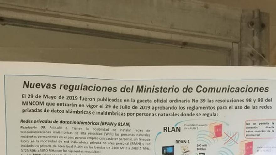 Carteles en las oficinas de Etecsa indican las nuevas regulaciones del Ministerio de Comunicaciones. 