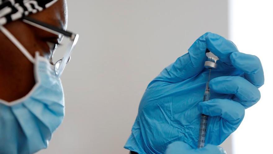 Personal de salud prepara una jeringa con la vacuna Pfizer en el Hospital Comunitario Martin Luther King Jr. en California, EE UU. (EFE/EPA/Etienne Laurent/Archivo)