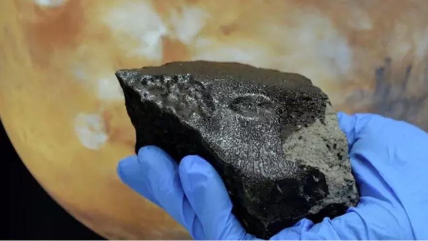 Fotografía del meteorito Tissint, cortesía de Kurt Kracher, Museo de Historia Natural de Viena. (Europa Press)