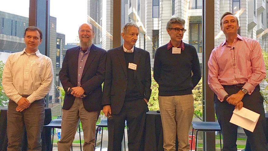 Geoffrey Hinton, en el centro, flanqueado por Russ Salakhutdinov y Rich Sutton (izquierda) y Yoshua Bengio y Steve Jurvetson (derecha), en un evento en 2016. (CC)