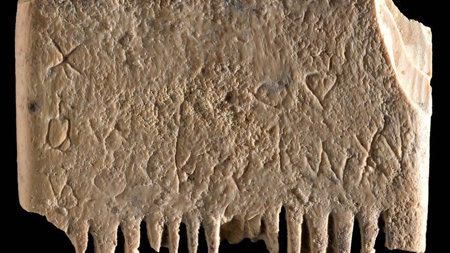Imagen del peine de marfil con la inscripción en cananeo: "Que este colmillo acabe con los piojos del cabello y la barba". (EFE/Dafna Gazit, Israel Antiquities Authority)