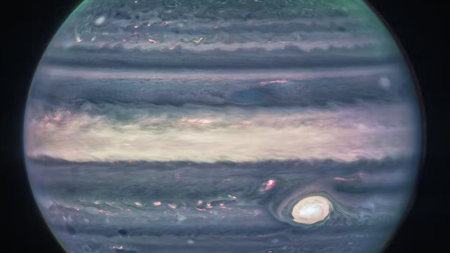 Imagen de Júpiter tomada por el telescopio James Webb, resultado de un proceso de imágenes usando tres filtros distintos. (NASA/ESA/CSA/Jupiter ERS Team)