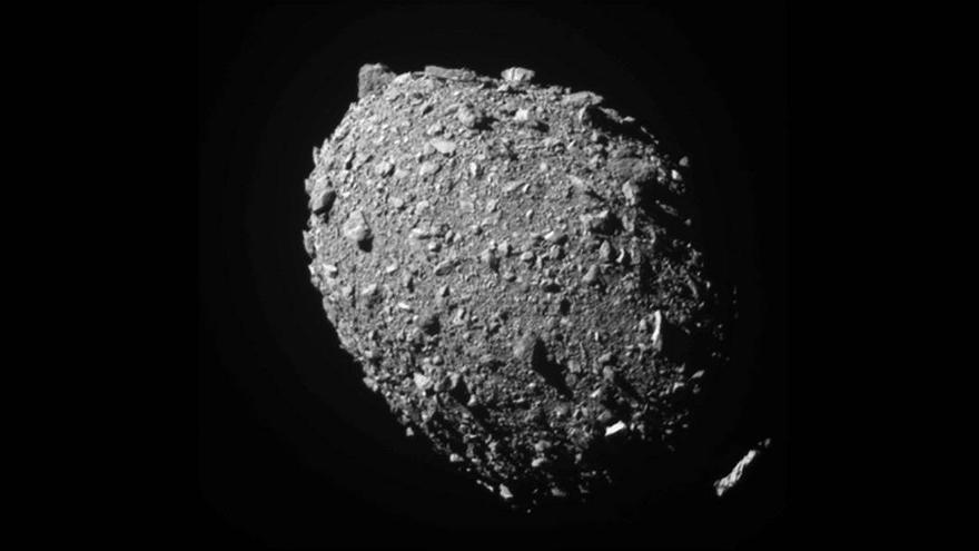 Imagen real del asteroide Dimorphos contra el que impactó la sonda DART. (NASA)
