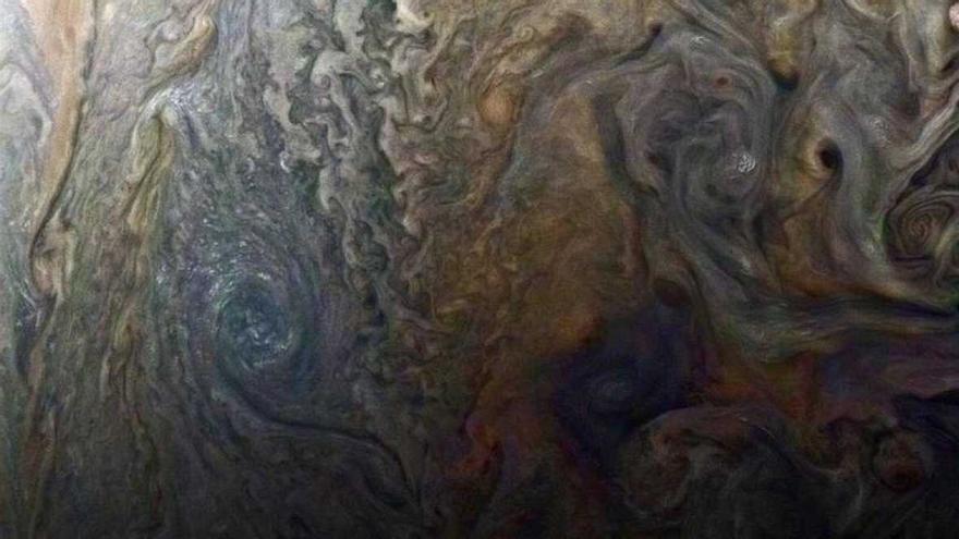 Imagen de la superficie de Júpiter con una serie de tormentas en remolino. (Sinc)