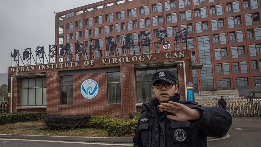Un agente de seguridad impide tomar imágenes en el exterior del Instituto de Virología de Wuhan, China. (EFE/EPA/Roman Pilipey)