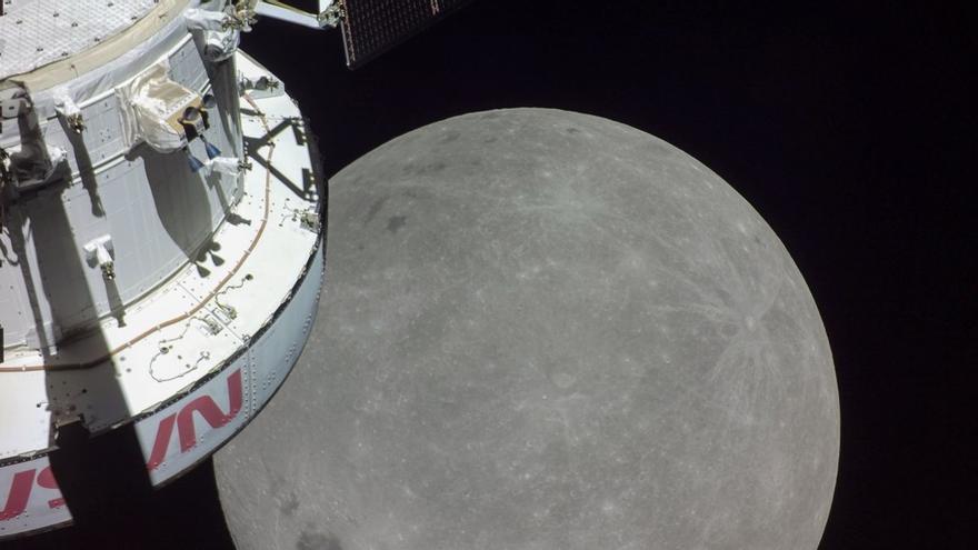 Una parte del lado oculto de la Luna se ve más allá de la nave espacial Orion en esta imagen tomada el sexto día de la misión Artemis I. (Nasa)