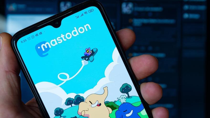 Mastodon funciona de manera descentralizada, con software libre, no tiene publicidad y no hay algoritmos que alteren el 'timeline' del usuario.