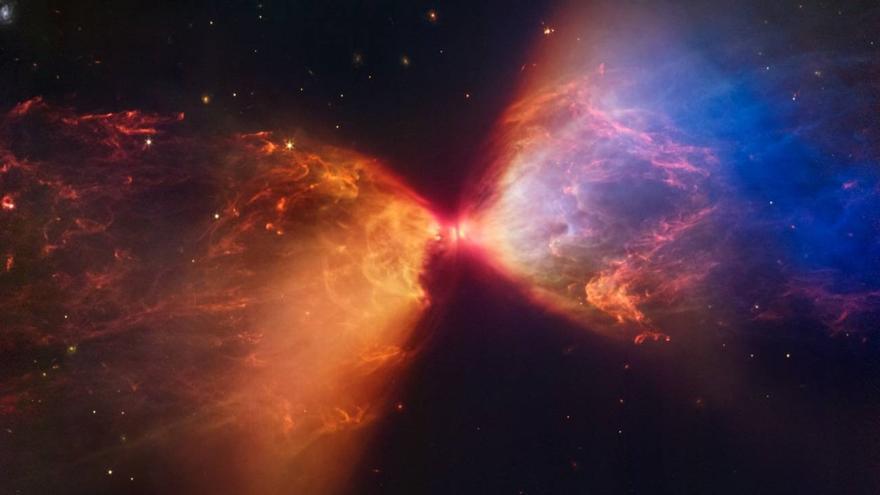El telescopio espacial James Webb ha captado un ardiente 'reloj de arena' durante la formación de una nueva estrella, una de sus muchas imágenes espectaculares. (NASA, ESA, CSA, y STScI. Image processing: J. DePasquale, A. Pagan, y A. Koekemoer)