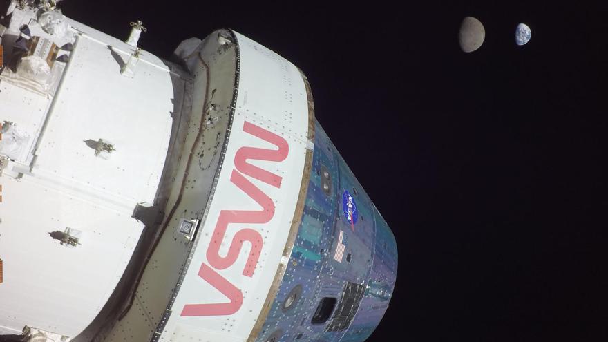 La cápsula 'Orión' de la misión no tripulada Artemis I en el momento de alcanzar una distancia de 432.210 kilómetros; al fondo la Luna y la Tierra. (EFE/NASA)