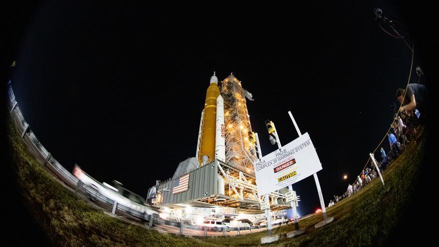 El cohete SLS se elevó con toda su fuerza a la 1:47 horas abriéndose paso en la oscuridad de la noche junto con la nave espacial Orion acoplada. (EFE/ Nasa)