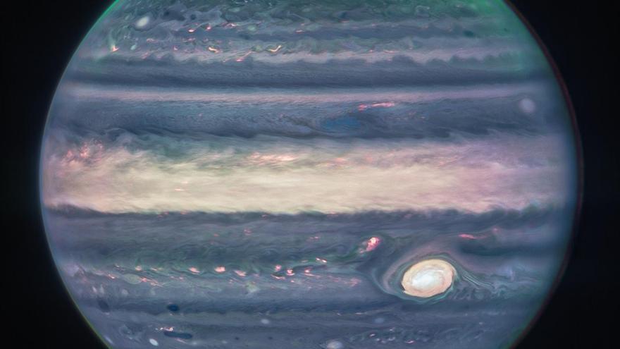 Imagen de Júpiter tomada por la cámara de infrarrojo cercano (NIRcam) del Telescopio Espacial James Webb (JWST) y procesada por Judy Schmidt a partir de tres filtros. (EFE/NASA)