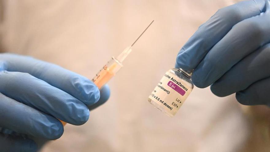 Un sanitario prepara una dosis de la vacuna de Astrazeneca en Londres. (EFE/EPA/Neil Hall/Archivo)