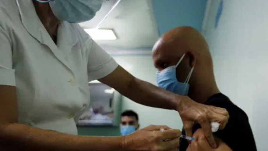 Un hombre durante el proceso de vacunación con el candidato vacunal cubano Abdala, en la provincia de Cienfuegos. (EFE/Ernesto Mastrascusa /Archivo)