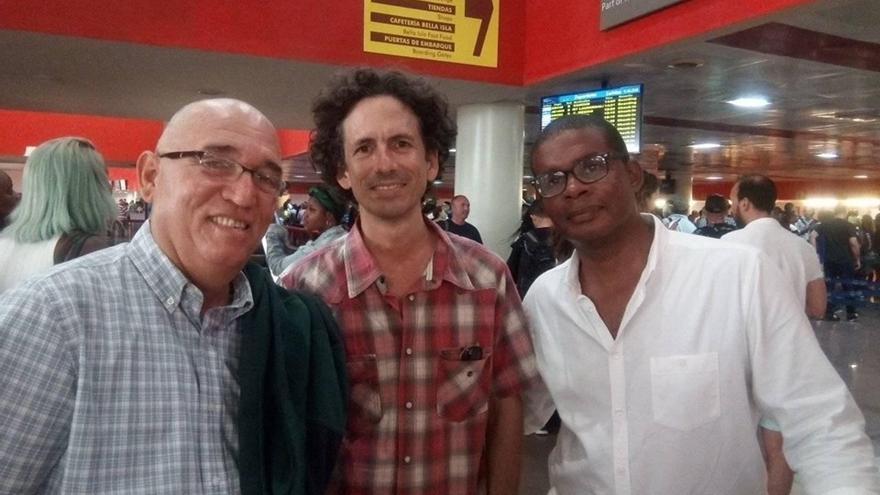 De izquierda a derecha, Abdel Legrá, Boris González y Enix Berrio, tres de los seis activistas impedidos de viajar este domingo. (Facebook)
