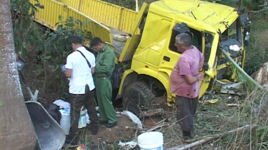 El accidente que tuvo lugar este miércoles se produjo entre un camión destinado a labores agrícolas y un tractor con carreta. (15 de septiembre/Guillermo Martínez)