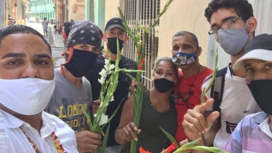 Activistas cubanos con flores en sus manos en apoyo a Luis Manuel Otero Alcántara el 29 de abril de 2021, cuando el artista llevaba días en huelga de hambre y sed. (Esteban Rodríguez/Facebook)