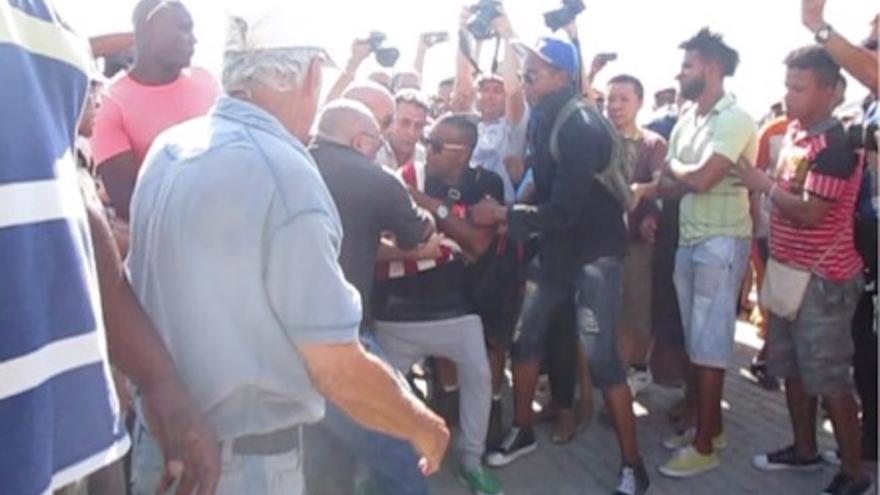 Unos minutos después de la llegada del Adonia a la bahía de La Habana el hombre fue rodeado por miembros de la Seguridad del Estado vestidos de civil. (14ymedio)