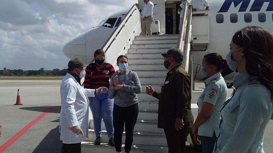 Los 30 hombres y 16 mujeres cubanos fueron regresados en un vuelo que aterrizó el viernes pasado en el Aeropuerto Internacional José Martí. (Facebook/ACN)