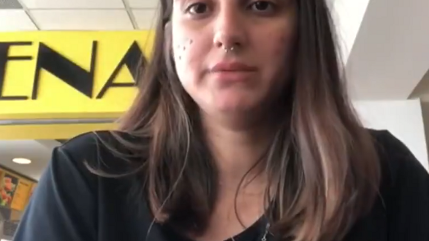 Karla María Pérez, en el Aeropuerto Internacional de Tocumen, Panamá, desde donde retransmitió un video. (Captura)
